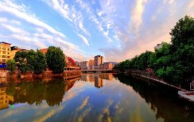 絢麗的彩霞把羌城映襯得得宛若仙境，美不勝收縮略圖