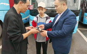 贊~撿拾到一個(gè)沉甸甸的錢包，漢中這位同學(xué)拾金不昧！縮略圖