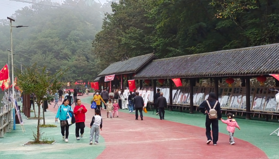 國興愛夢源杯第一屆飲水思源話漢江旅游文化藝術(shù)博覽會暨全國第21屆旅游門券藝術(shù)收藏巡回展活動在漢江源景區(qū)成功啟動