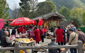 一半煙火一半潮！秦嶺市集讓紅葉游更有料縮略圖